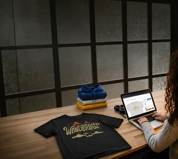 WebでデザインしたオリジナルTシャツを確認する様子