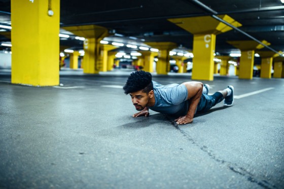 この冬から始めよう！Tシャツが似合う体を手にいれるためのオススメの筋トレ方法