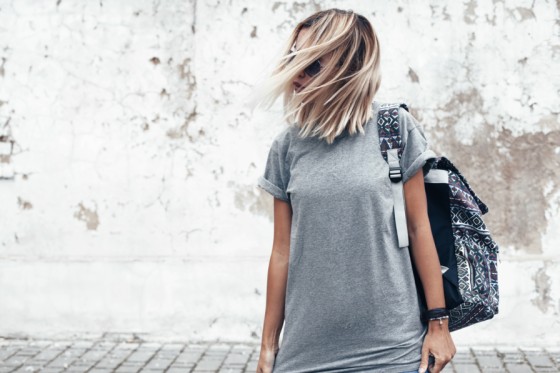 着心地の良さと機能性を併せ持つT/C素材とは？どんなシーンに向いてるの？