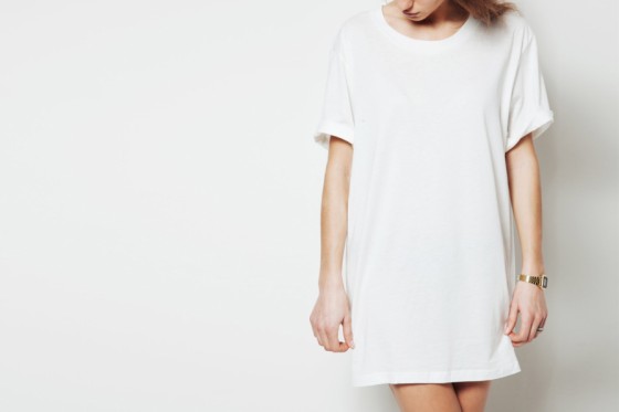 キュートカジュアルなショート丈Tシャツワンピの着こなしコーデ例