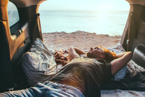 自動車メーカーすら提案する「車中泊」にあると便利なグッズあれこれ