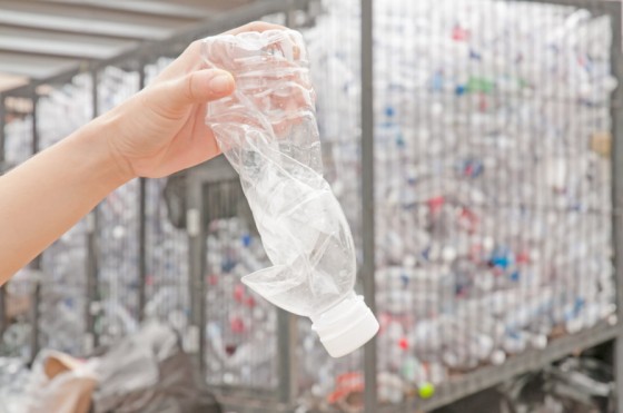 原材料はペットボトル？！再生ポリエステルからTシャツができるまで