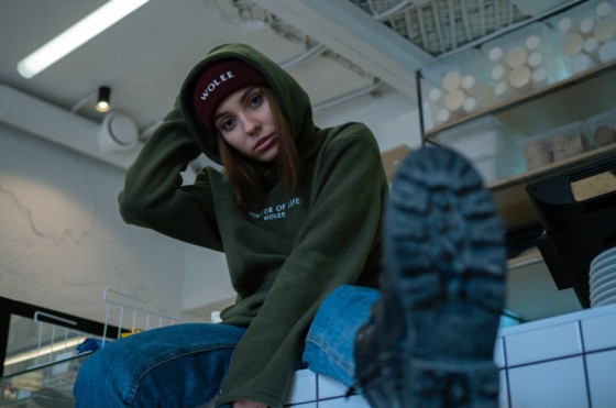 注目度抜群！2022年秋冬最新のプリントパーカー着まわしコーデ