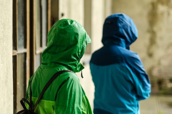 雨風を凌ぐだけじゃない？避難時の【レインウェア】は備蓄水並みの必需品！