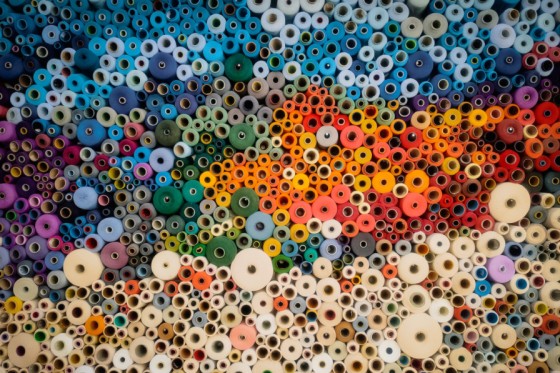 ポリエステル生地へのプリントは変色しやすい？染色と化学結合について