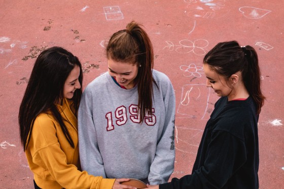 【2023秋コーデ】1枚でサマになる”プリントスウェットの至福コーデをご紹介