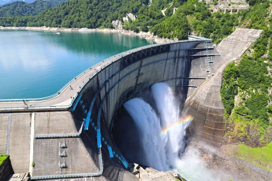 ダムと言えば洪水吐！大放流が堪能できる見どころ満載のダム3選