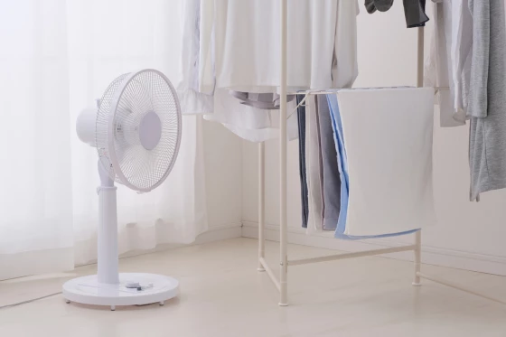 Tシャツをスピーディーに乾かす！梅雨時期における洗濯テクニック