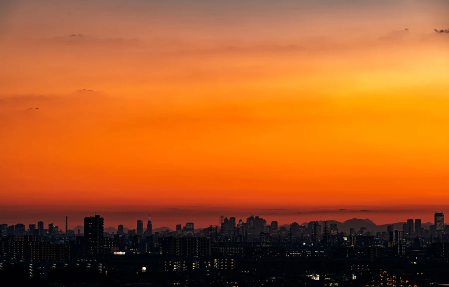 都会の夕焼け空